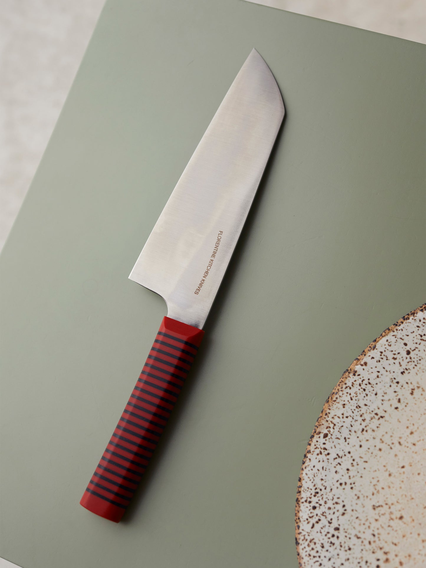 Powerful and precise, this wide-blade chopper tackles dense veg and herbs. Handcrafted in Barcelona, it delivers sharpness, control, and heft.