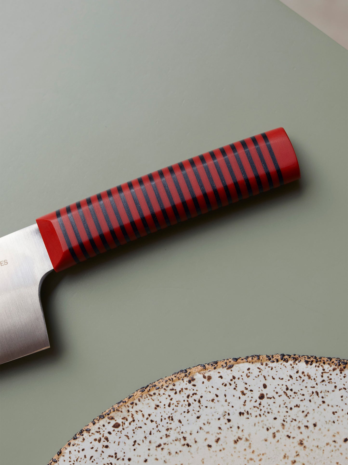 Powerful and precise, this wide-blade chopper tackles dense veg and herbs. Handcrafted in Barcelona, it delivers sharpness, control, and heft.