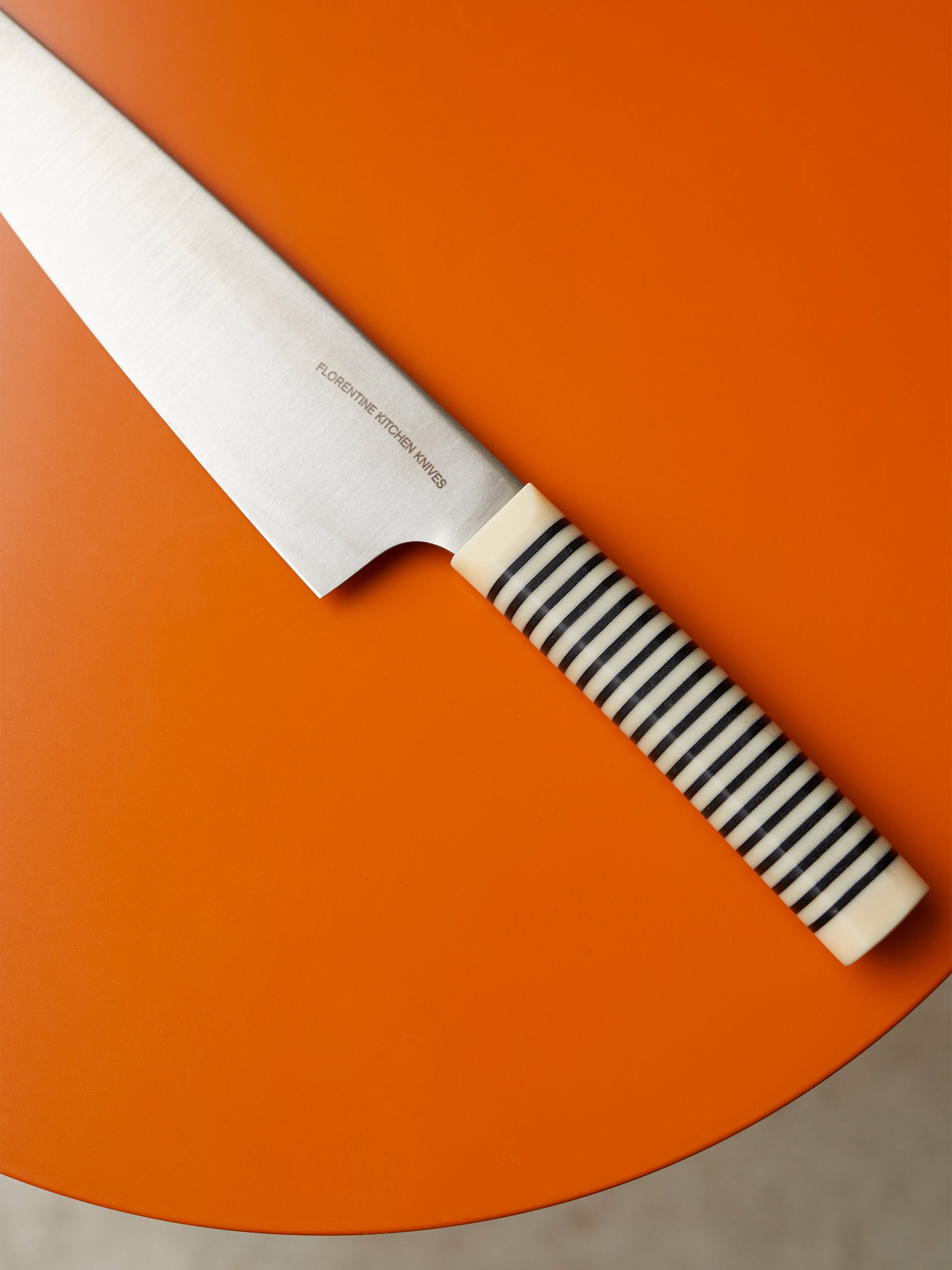 A refined tool for everyday tasks, made in Barcelona with high-carbon steel and Florentine’s signature handle. Sharp, balanced and precise.