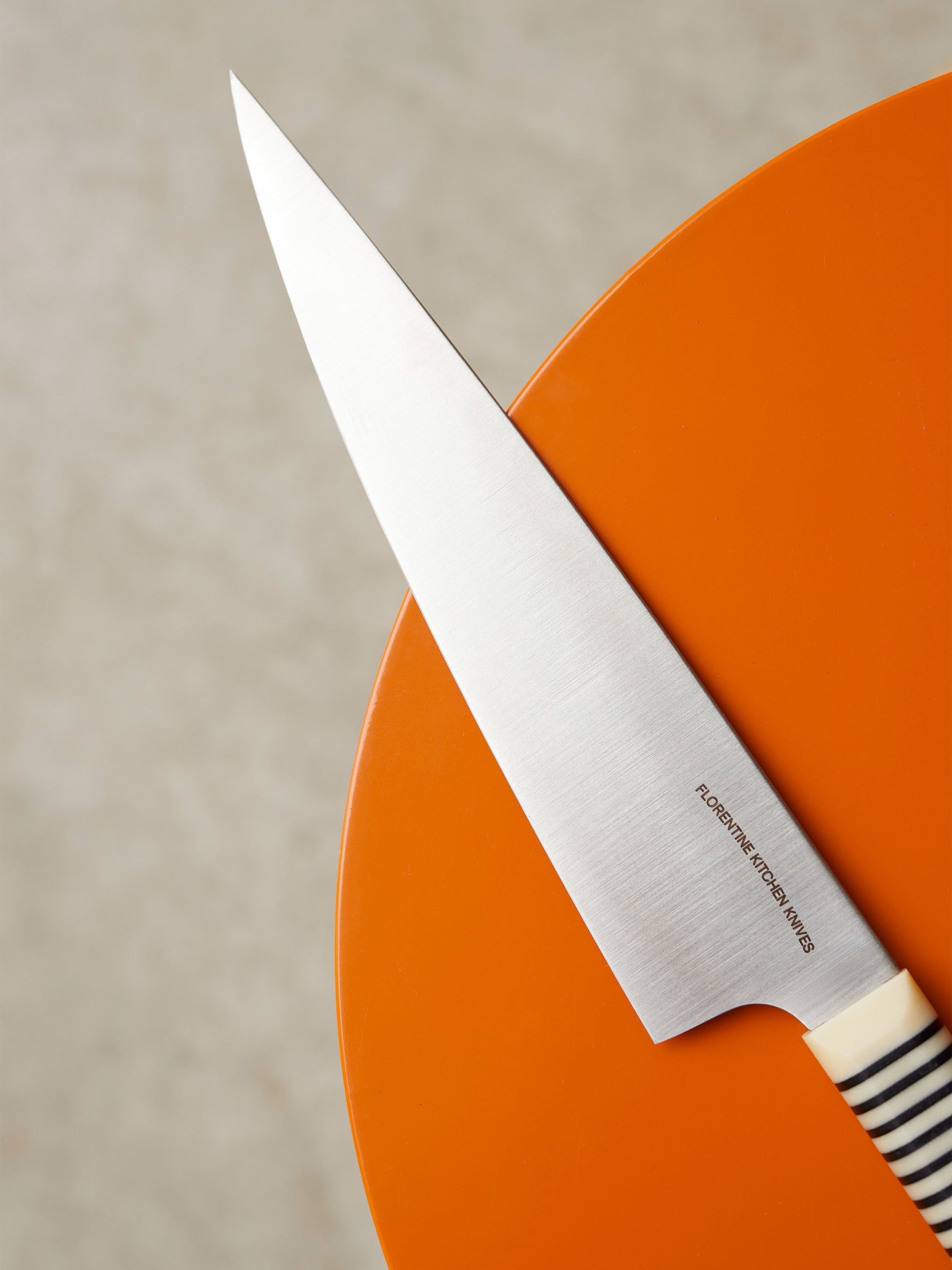 A refined tool for everyday tasks, made in Barcelona with high-carbon steel and Florentine’s signature handle. Sharp, balanced and precise.