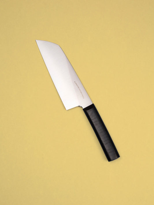Powerful and precise, this wide-blade chopper tackles dense veg and herbs. Handcrafted in Barcelona, it delivers sharpness, control, and heft.