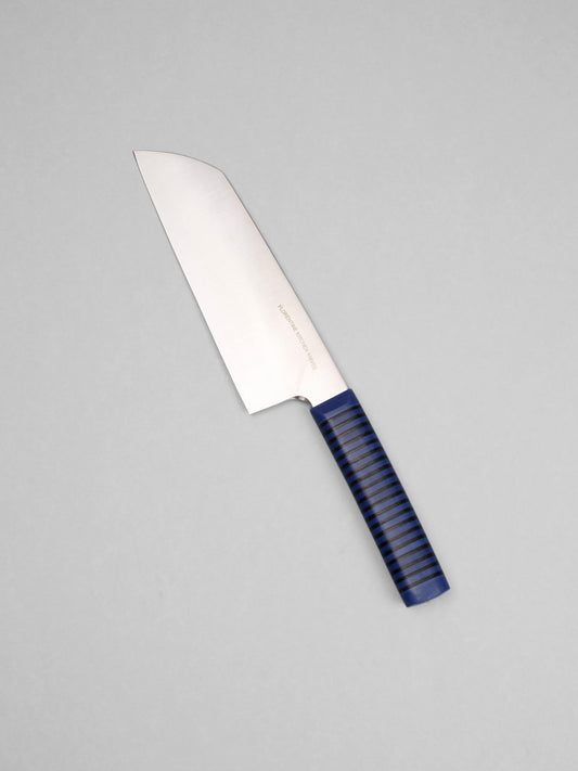 Powerful and precise, this wide-blade chopper tackles dense veg and herbs. Handcrafted in Barcelona, it delivers sharpness, control, and heft.