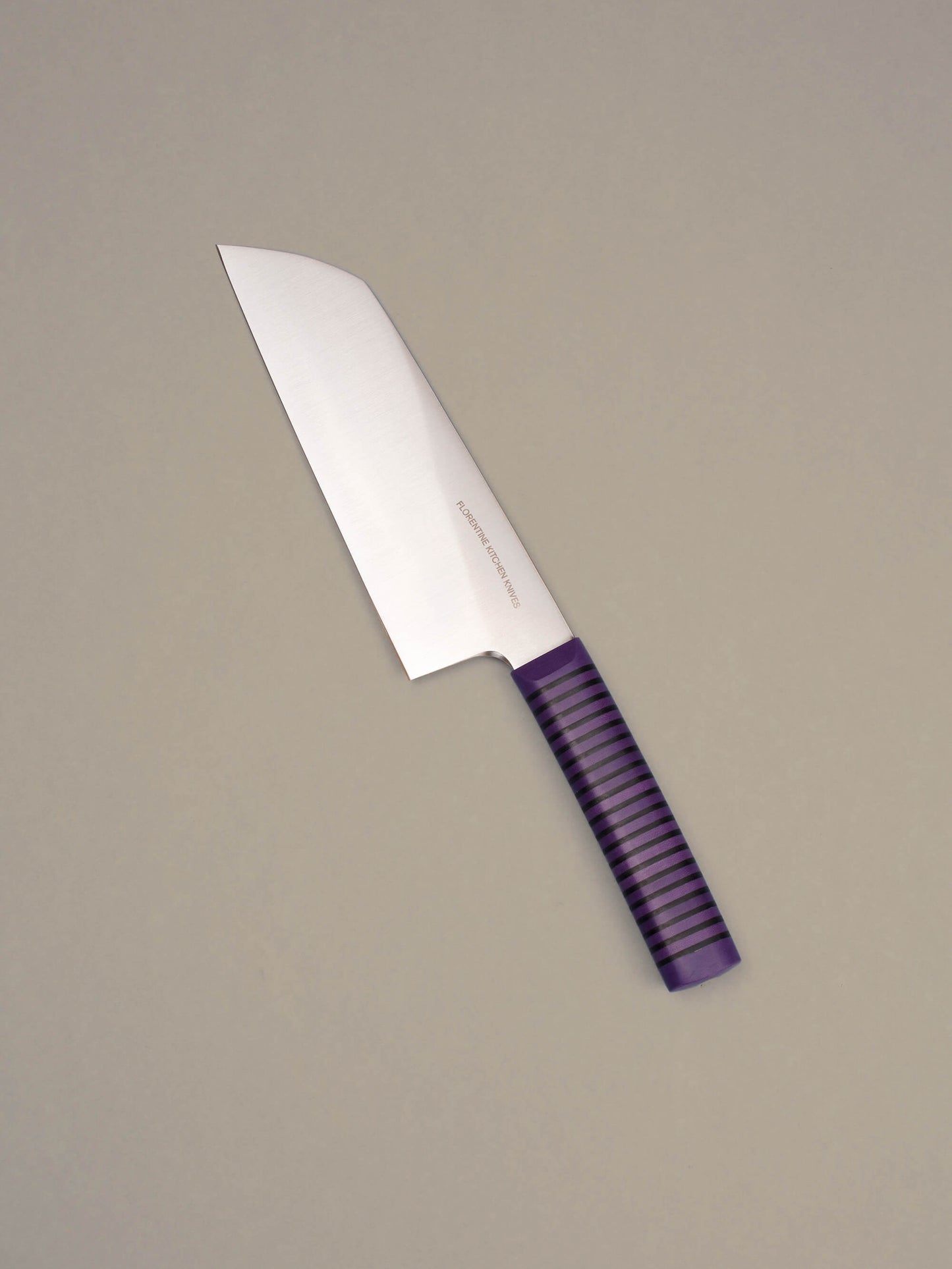 Powerful and precise, this wide-blade chopper tackles dense veg and herbs. Handcrafted in Barcelona, it delivers sharpness, control, and heft.