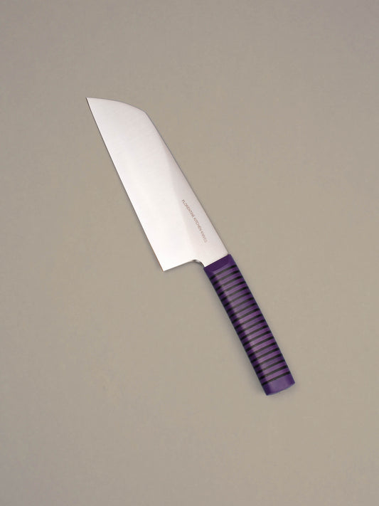 Powerful and precise, this wide-blade chopper tackles dense veg and herbs. Handcrafted in Barcelona, it delivers sharpness, control, and heft.