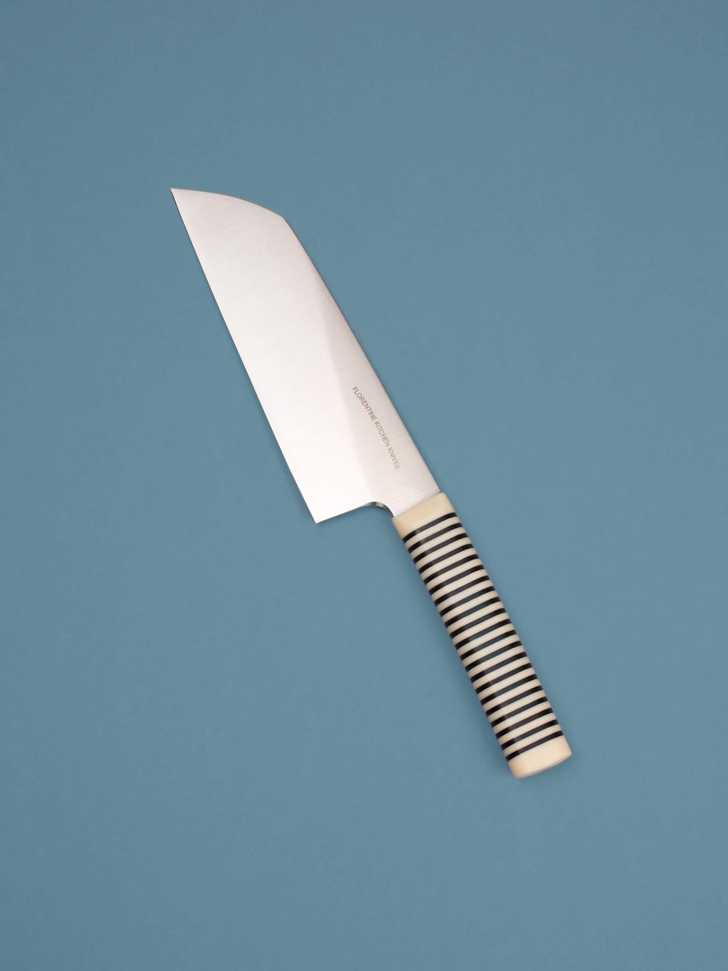 Powerful and precise, this wide-blade chopper tackles dense veg and herbs. Handcrafted in Barcelona, it delivers sharpness, control, and heft.