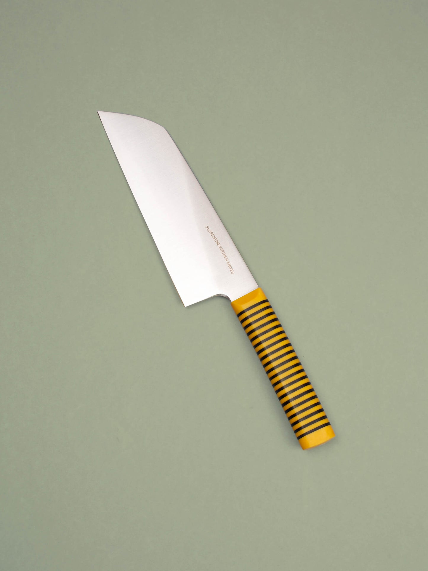 Powerful and precise, this wide-blade chopper tackles dense veg and herbs. Handcrafted in Barcelona, it delivers sharpness, control, and heft.