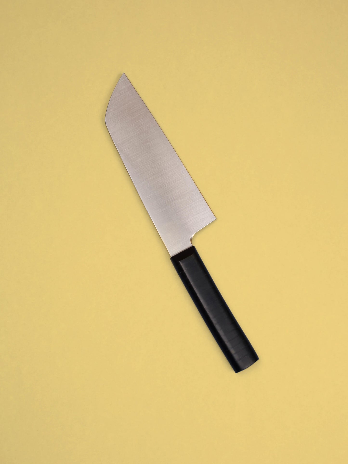 Powerful and precise, this wide-blade chopper tackles dense veg and herbs. Handcrafted in Barcelona, it delivers sharpness, control, and heft.