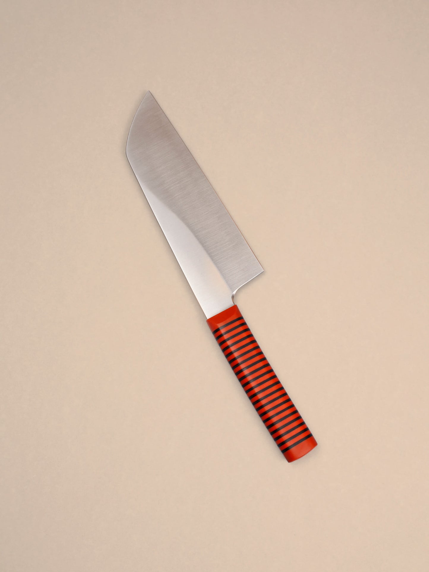 Powerful and precise, this wide-blade chopper tackles dense veg and herbs. Handcrafted in Barcelona, it delivers sharpness, control, and heft.