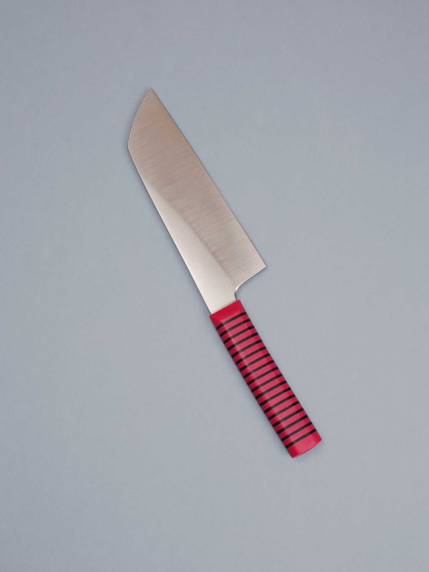 Powerful and precise, this wide-blade chopper tackles dense veg and herbs. Handcrafted in Barcelona, it delivers sharpness, control, and heft.