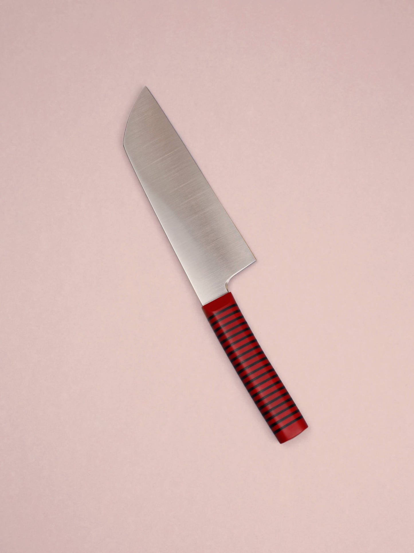 Powerful and precise, this wide-blade chopper tackles dense veg and herbs. Handcrafted in Barcelona, it delivers sharpness, control, and heft.