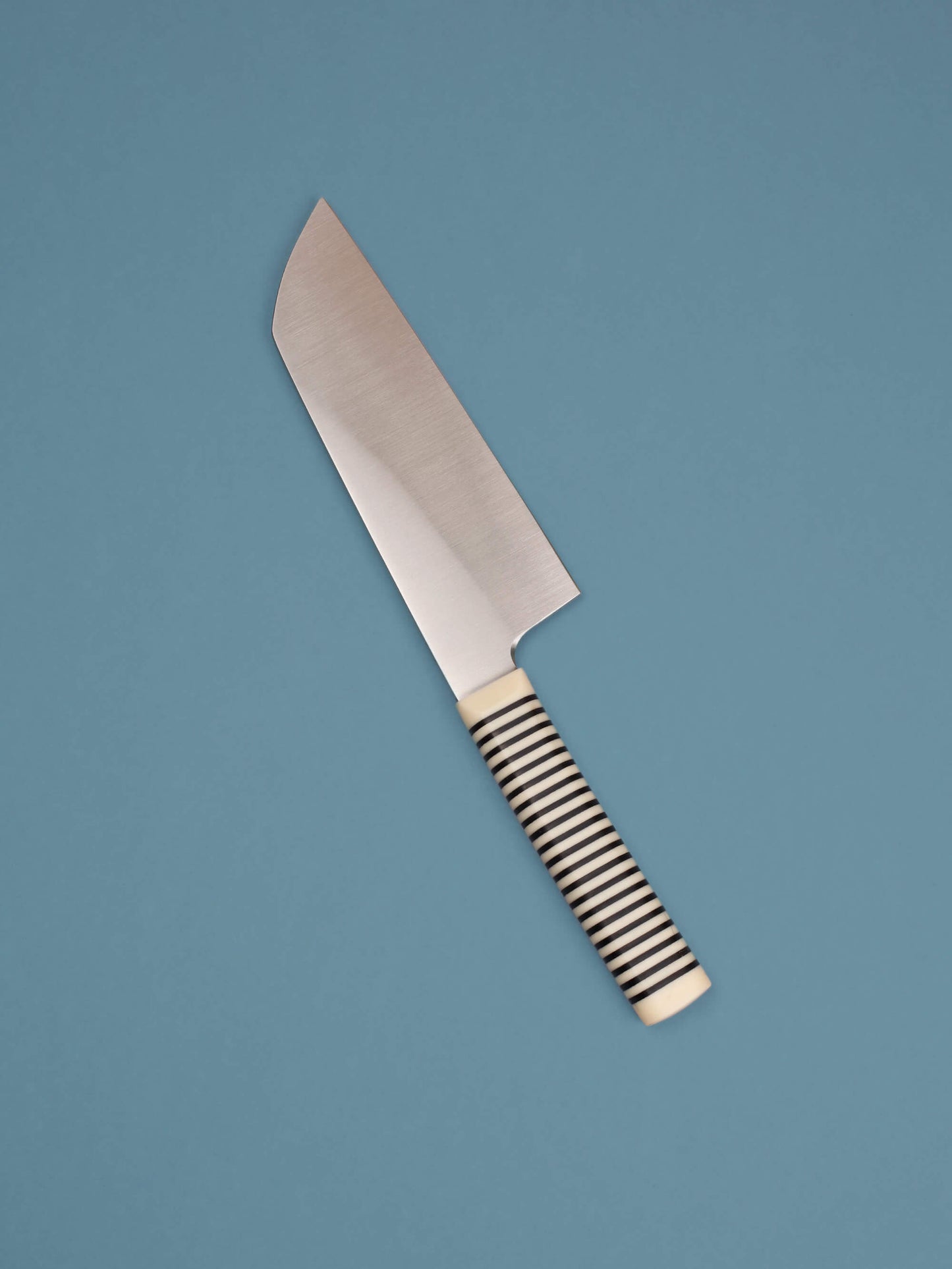 Powerful and precise, this wide-blade chopper tackles dense veg and herbs. Handcrafted in Barcelona, it delivers sharpness, control, and heft.