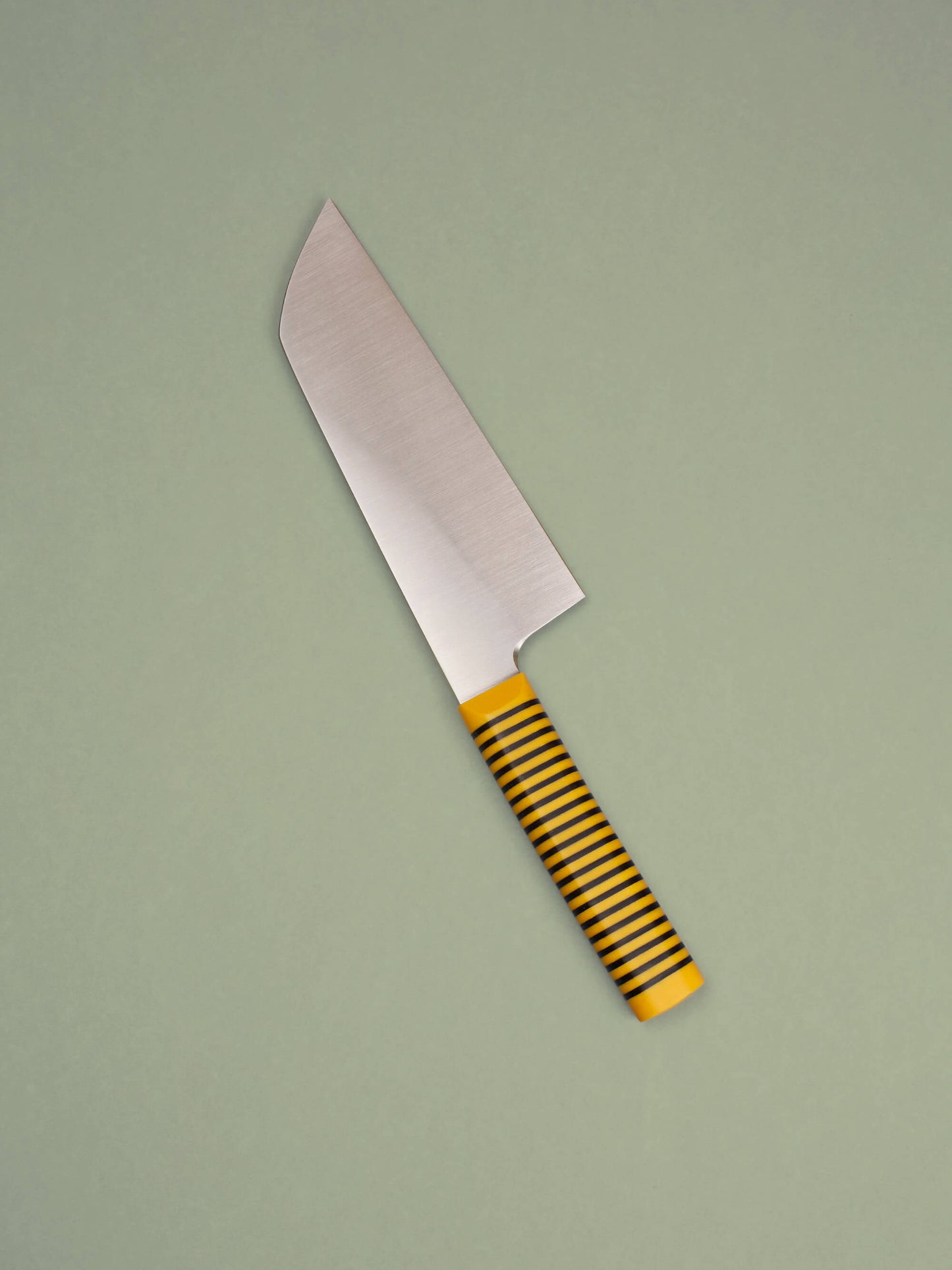 Powerful and precise, this wide-blade chopper tackles dense veg and herbs. Handcrafted in Barcelona, it delivers sharpness, control, and heft.