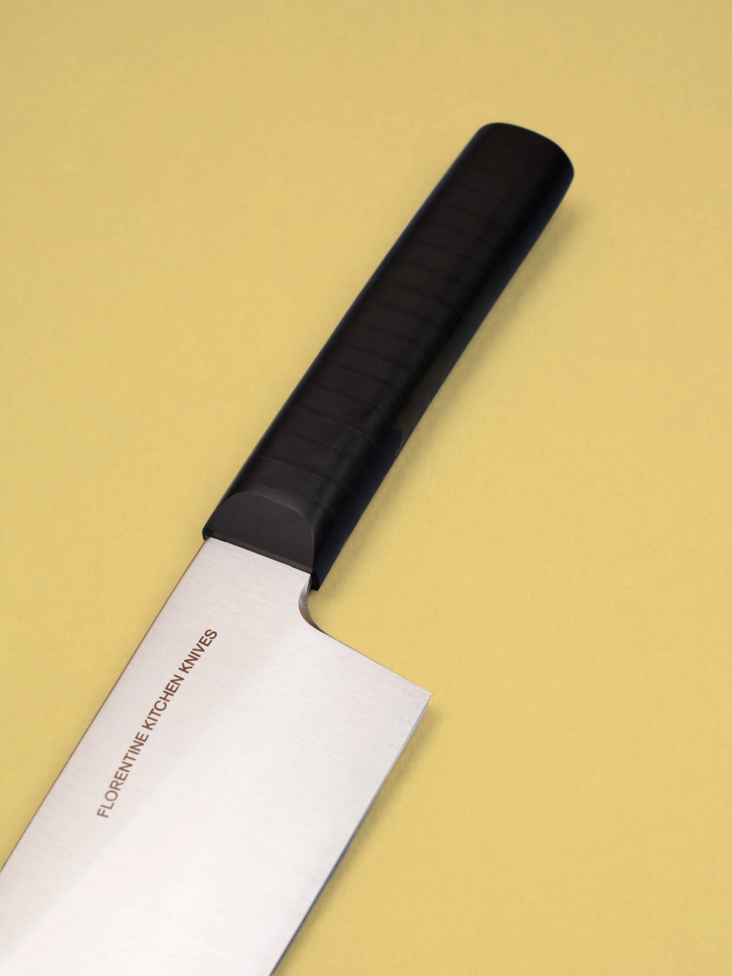 Powerful and precise, this wide-blade chopper tackles dense veg and herbs. Handcrafted in Barcelona, it delivers sharpness, control, and heft.