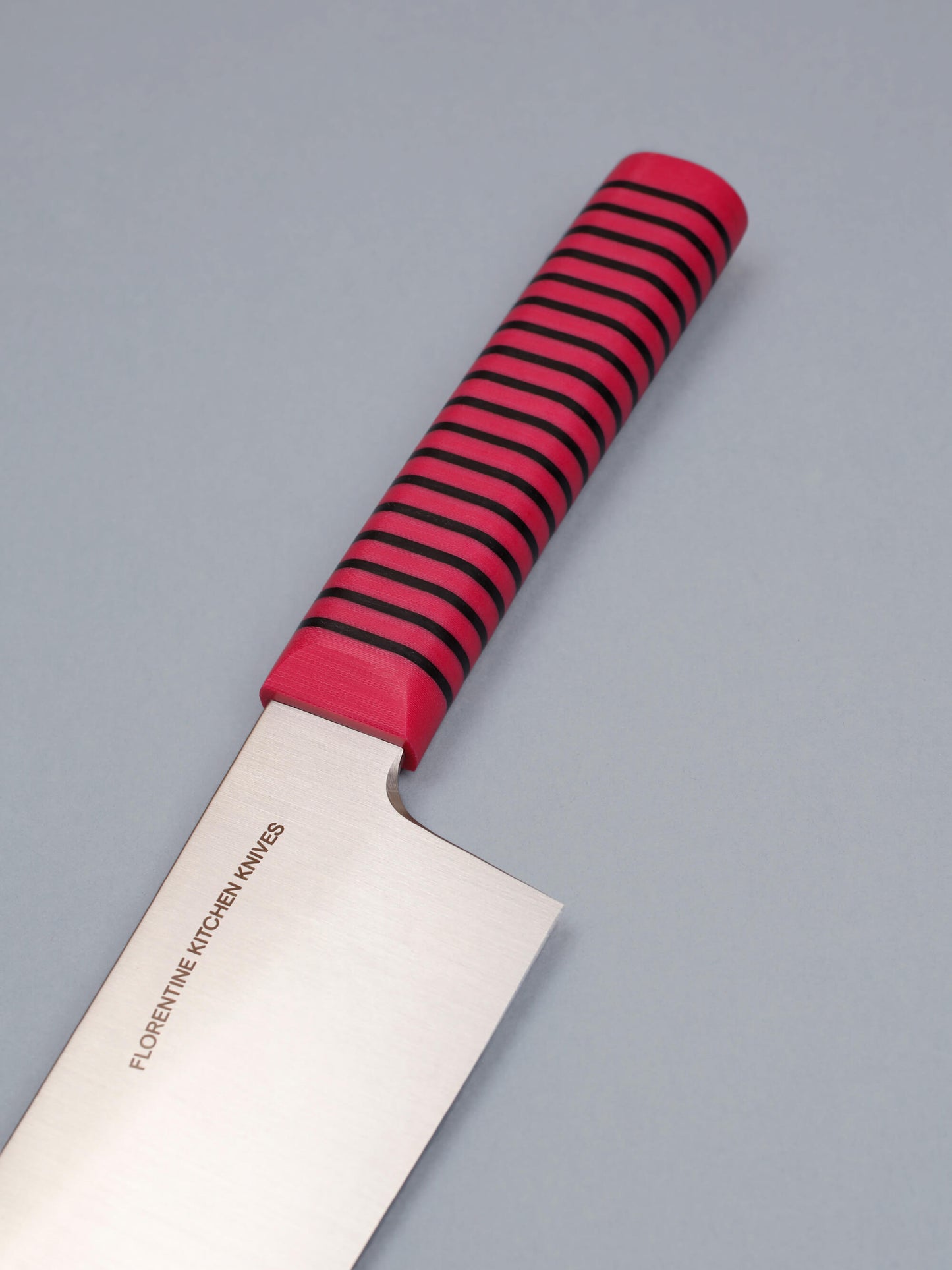 Powerful and precise, this wide-blade chopper tackles dense veg and herbs. Handcrafted in Barcelona, it delivers sharpness, control, and heft.