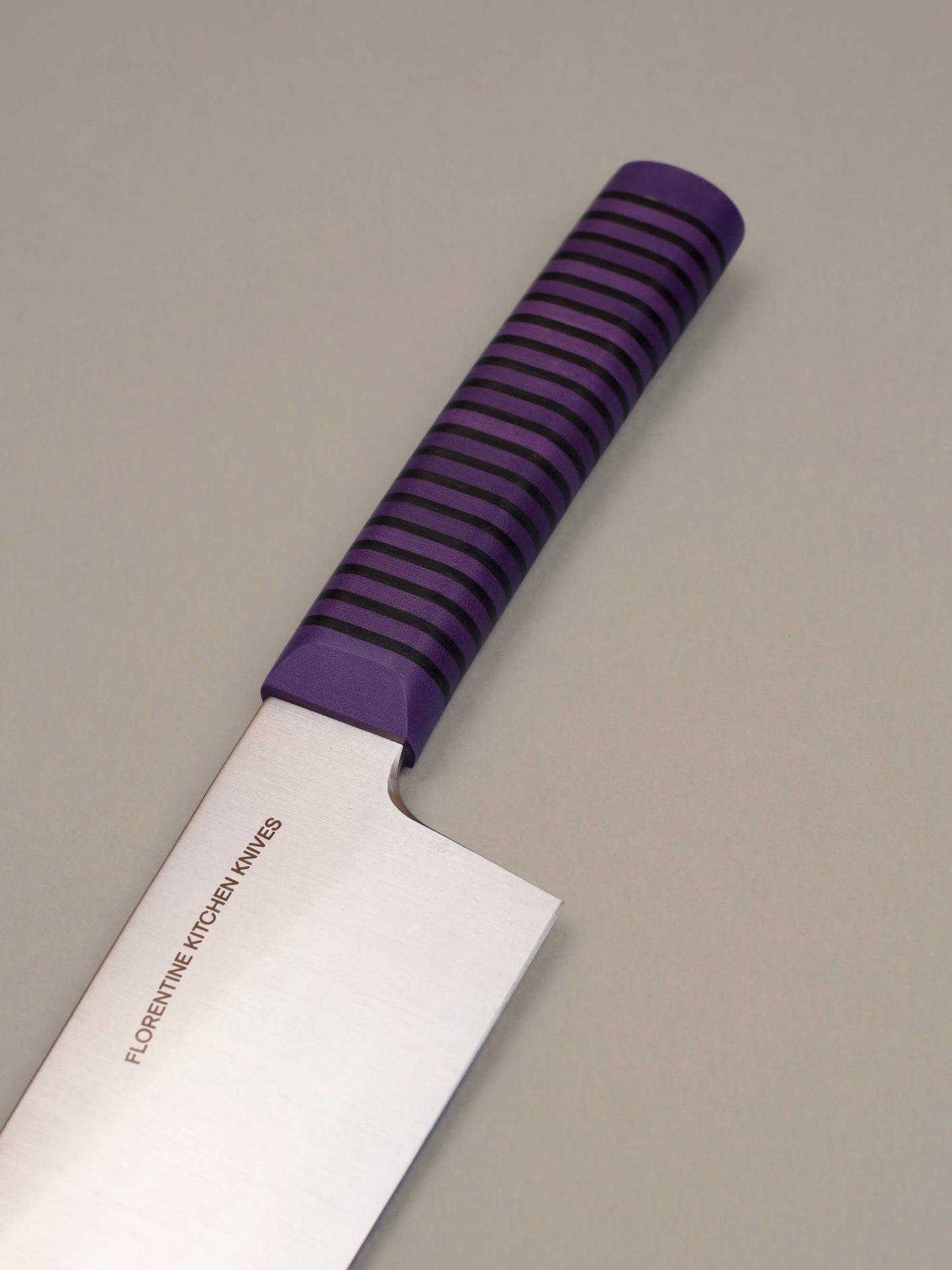 Powerful and precise, this wide-blade chopper tackles dense veg and herbs. Handcrafted in Barcelona, it delivers sharpness, control, and heft.