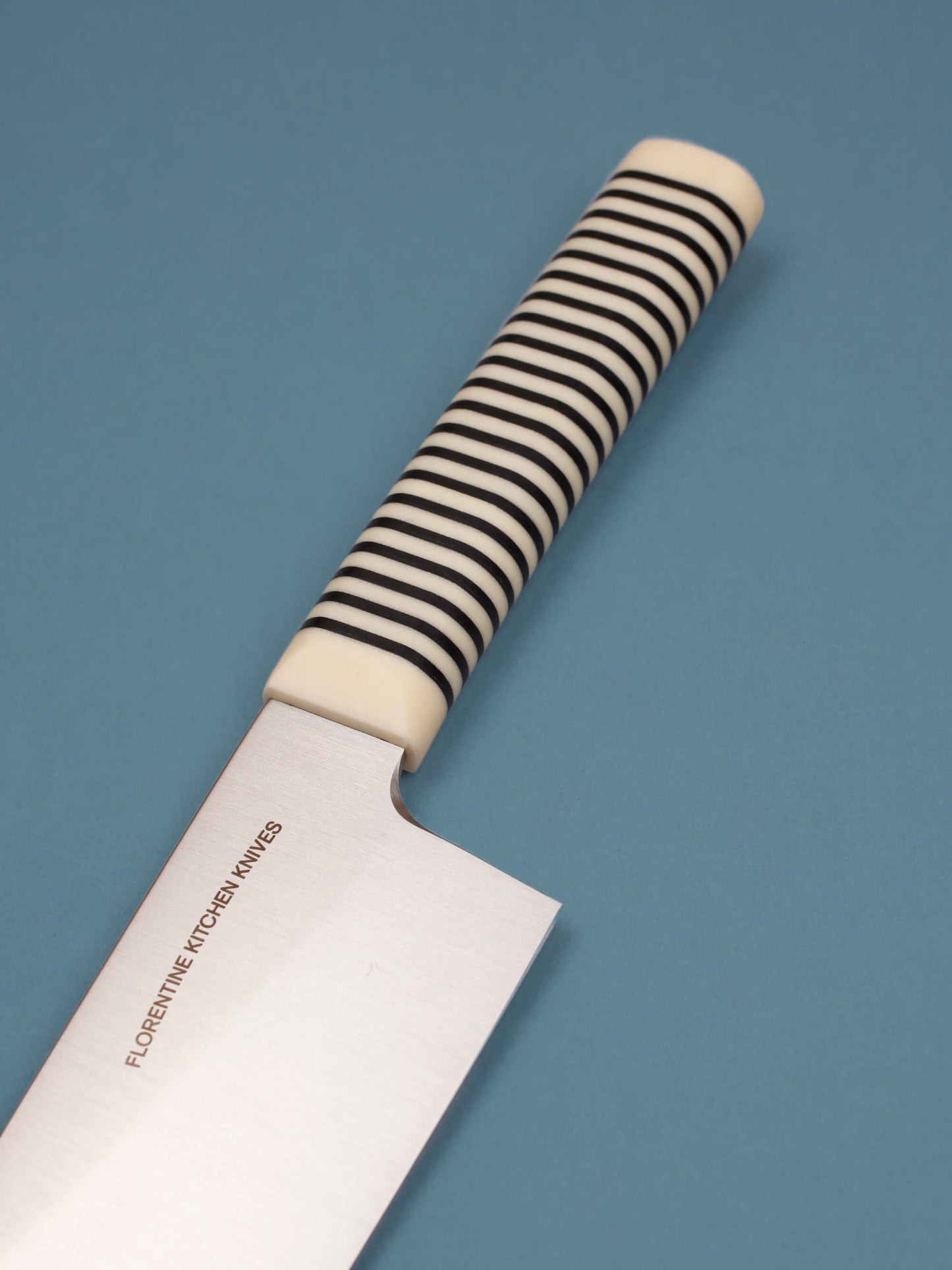 Powerful and precise, this wide-blade chopper tackles dense veg and herbs. Handcrafted in Barcelona, it delivers sharpness, control, and heft.