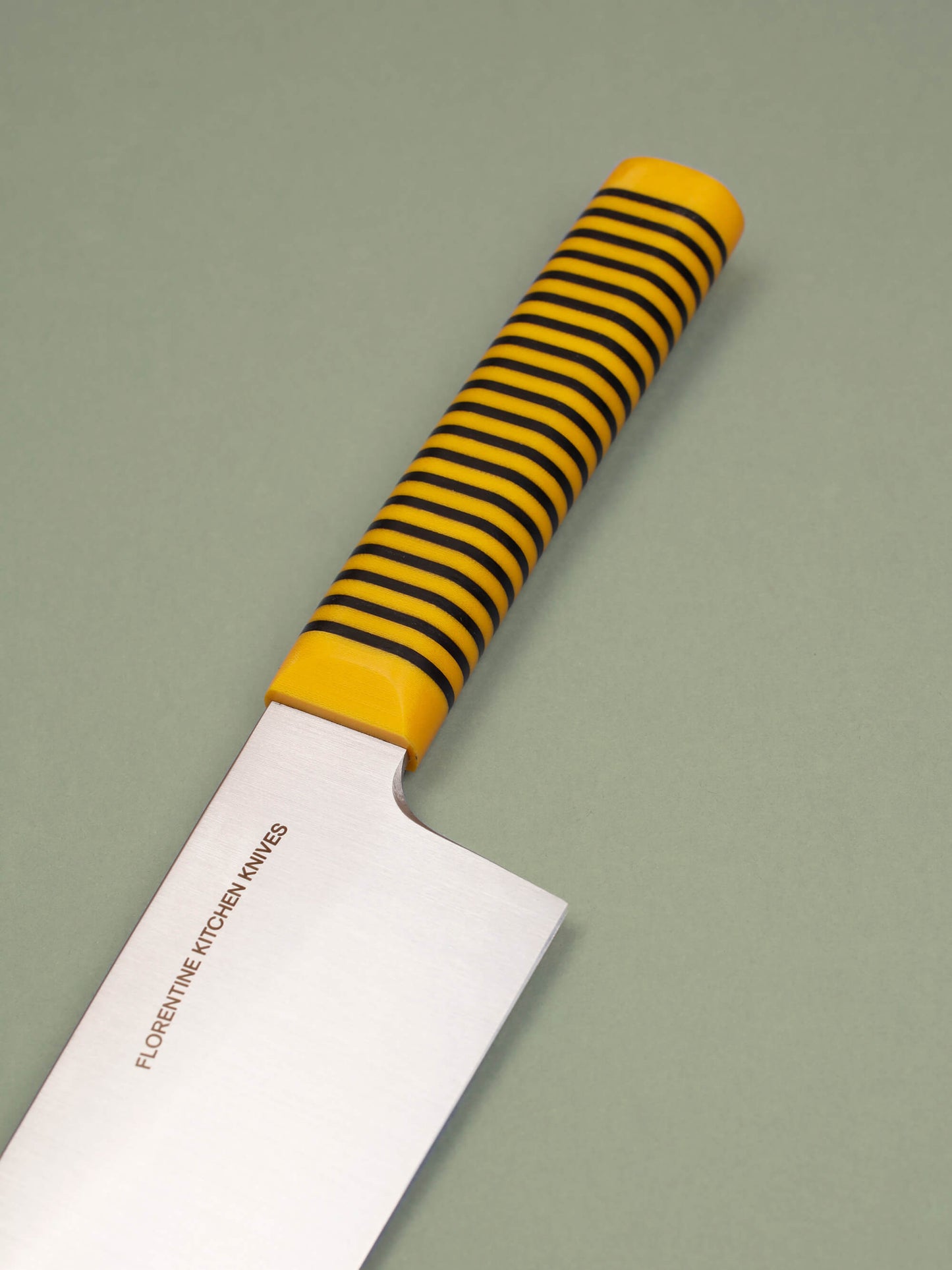 Powerful and precise, this wide-blade chopper tackles dense veg and herbs. Handcrafted in Barcelona, it delivers sharpness, control, and heft.
