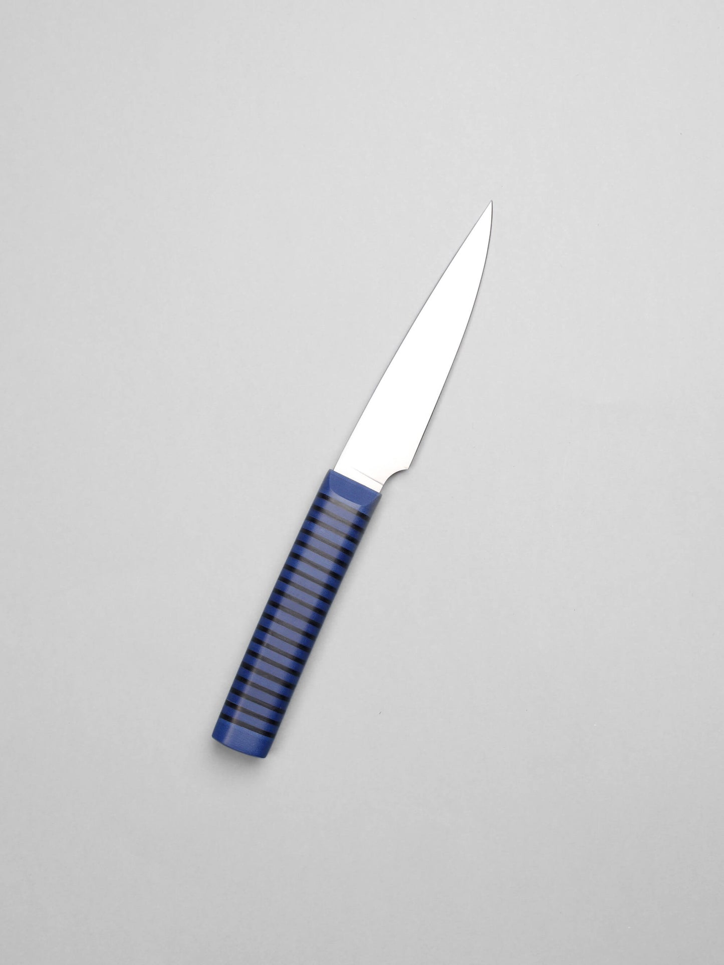 A compact knife for peeling and detail work. Made in Barcelona with high-carbon steel and stacked handles. Sharp, precise, and built to last.