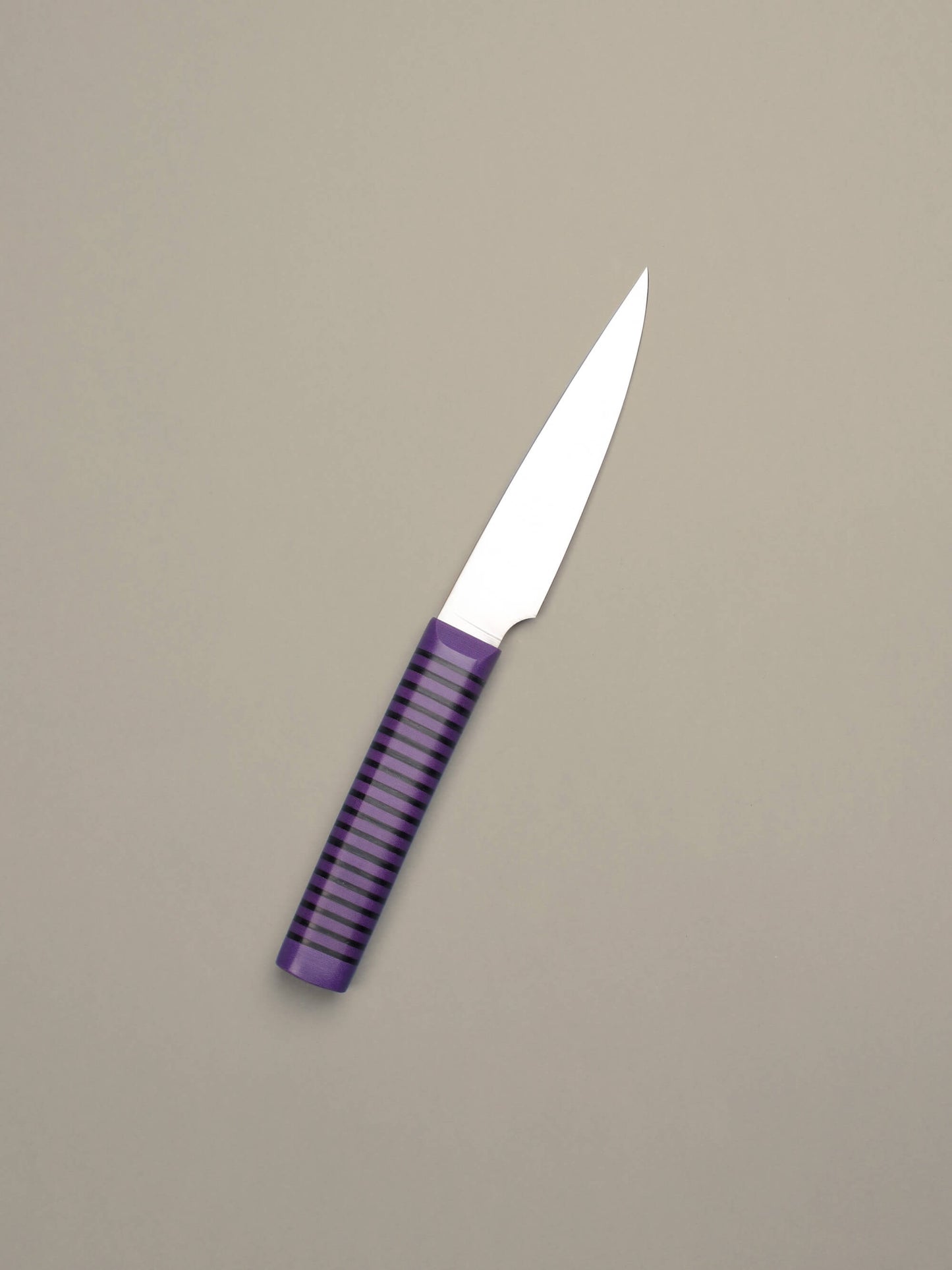 A compact knife for peeling and detail work. Made in Barcelona with high-carbon steel and stacked handles. Sharp, precise, and built to last.
