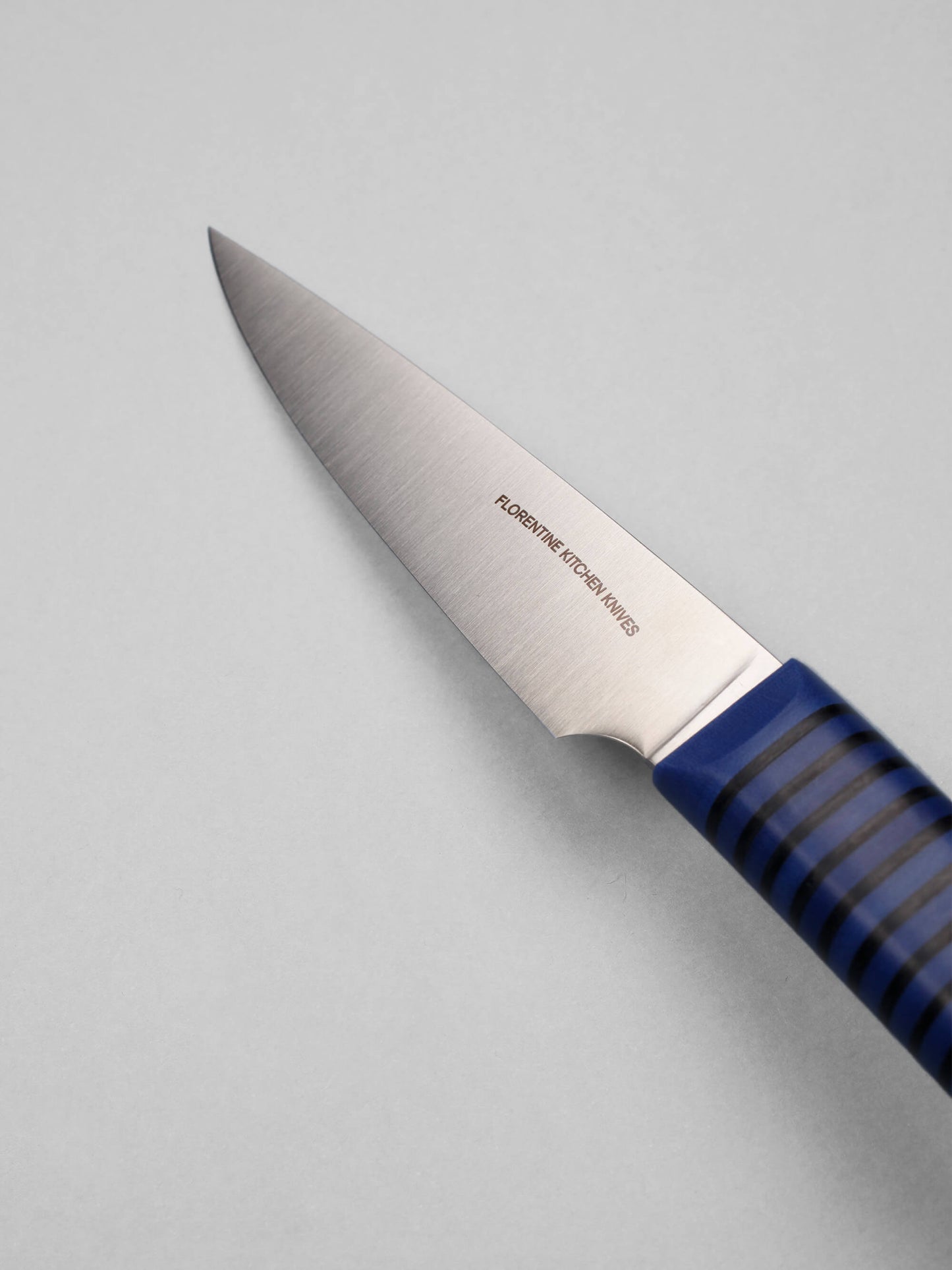 A compact knife for peeling and detail work. Made in Barcelona with high-carbon steel and stacked handles. Sharp, precise, and built to last.