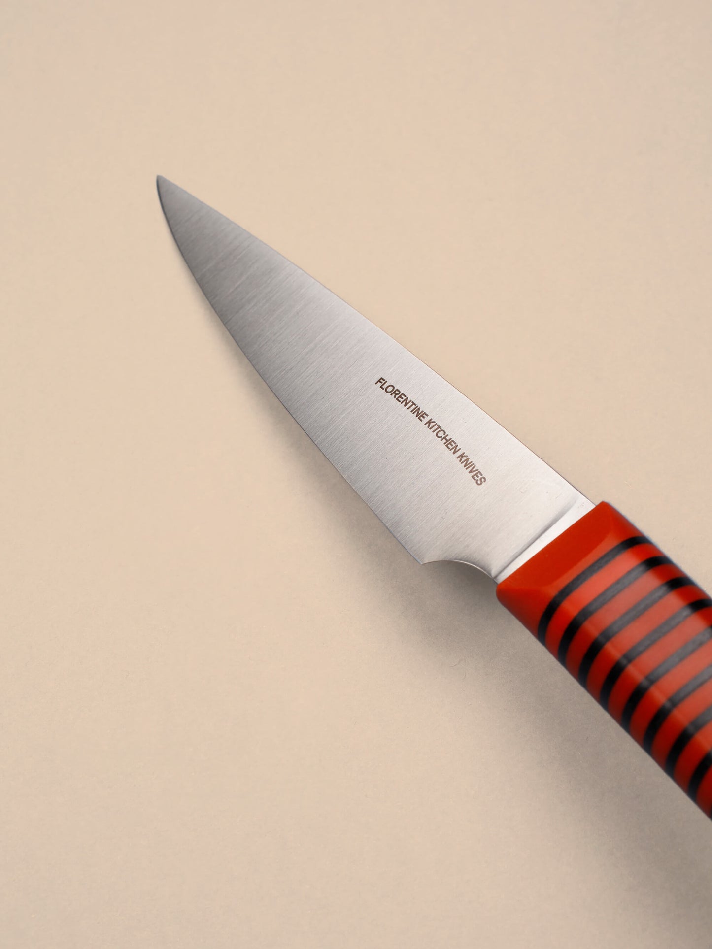 A compact knife for peeling and detail work. Made in Barcelona with high-carbon steel and stacked handles. Sharp, precise, and built to last.