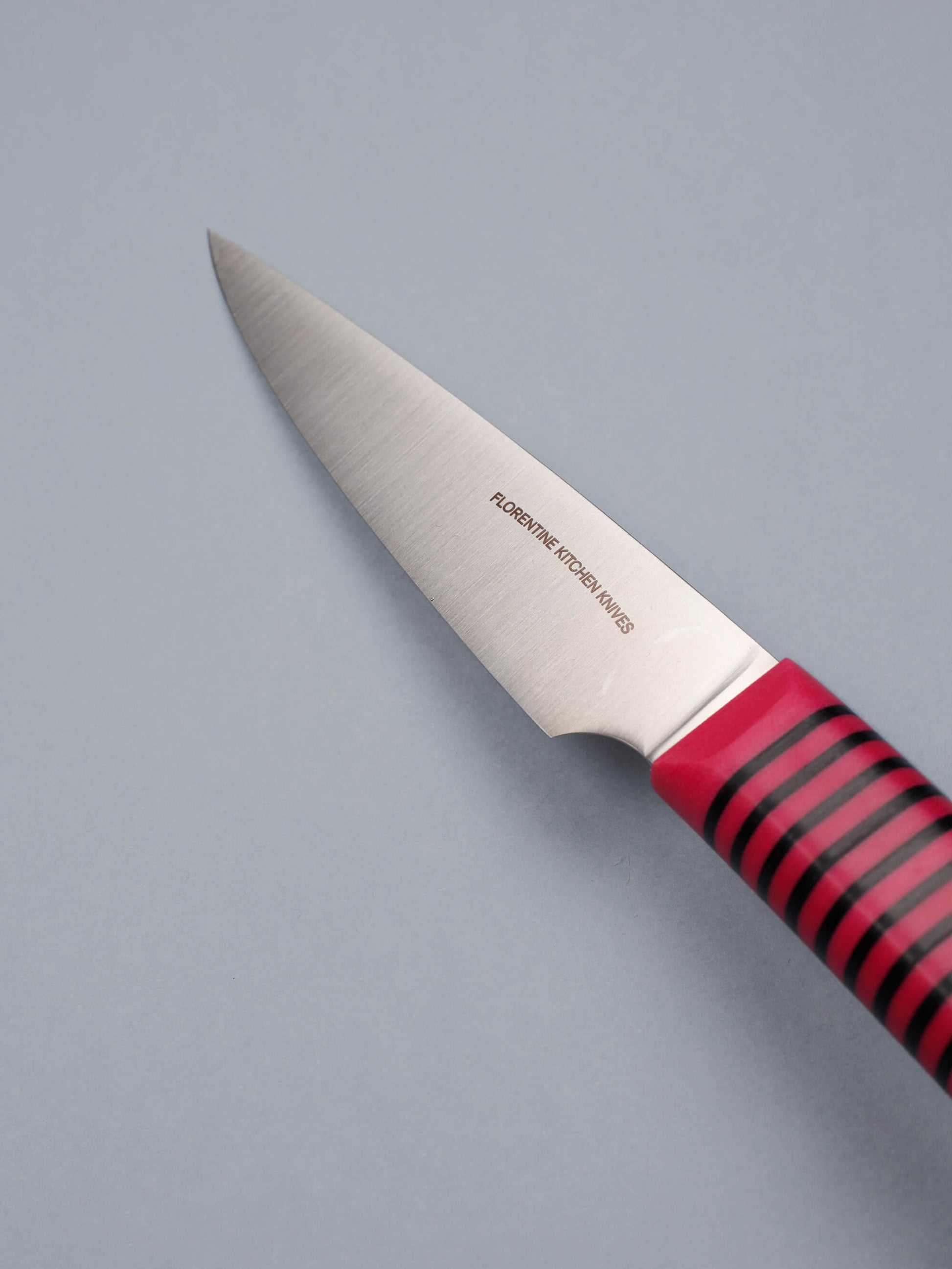 A compact knife for peeling and detail work. Made in Barcelona with high-carbon steel and stacked handles. Sharp, precise, and built to last.