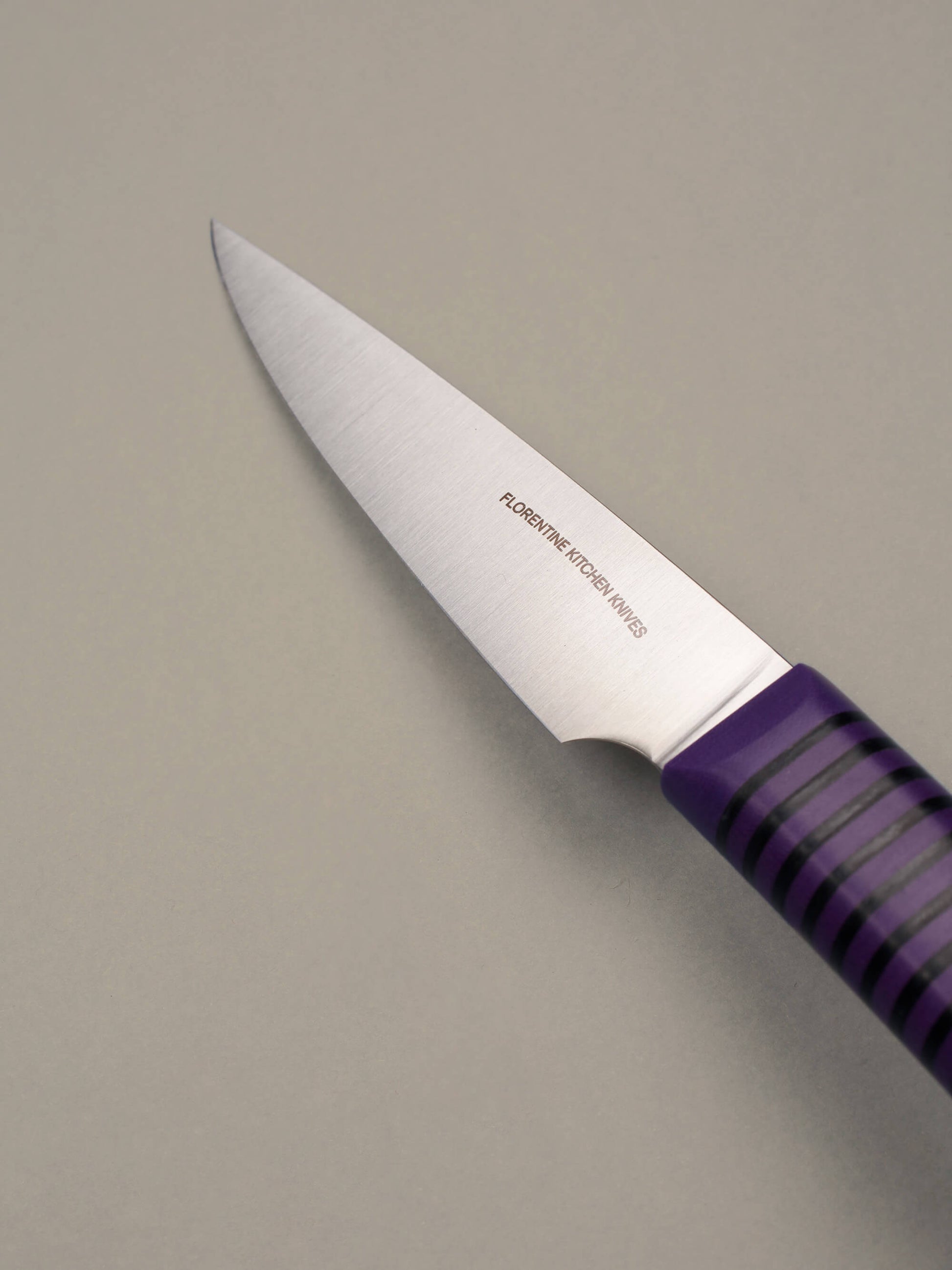 A compact knife for peeling and detail work. Made in Barcelona with high-carbon steel and stacked handles. Sharp, precise, and built to last.