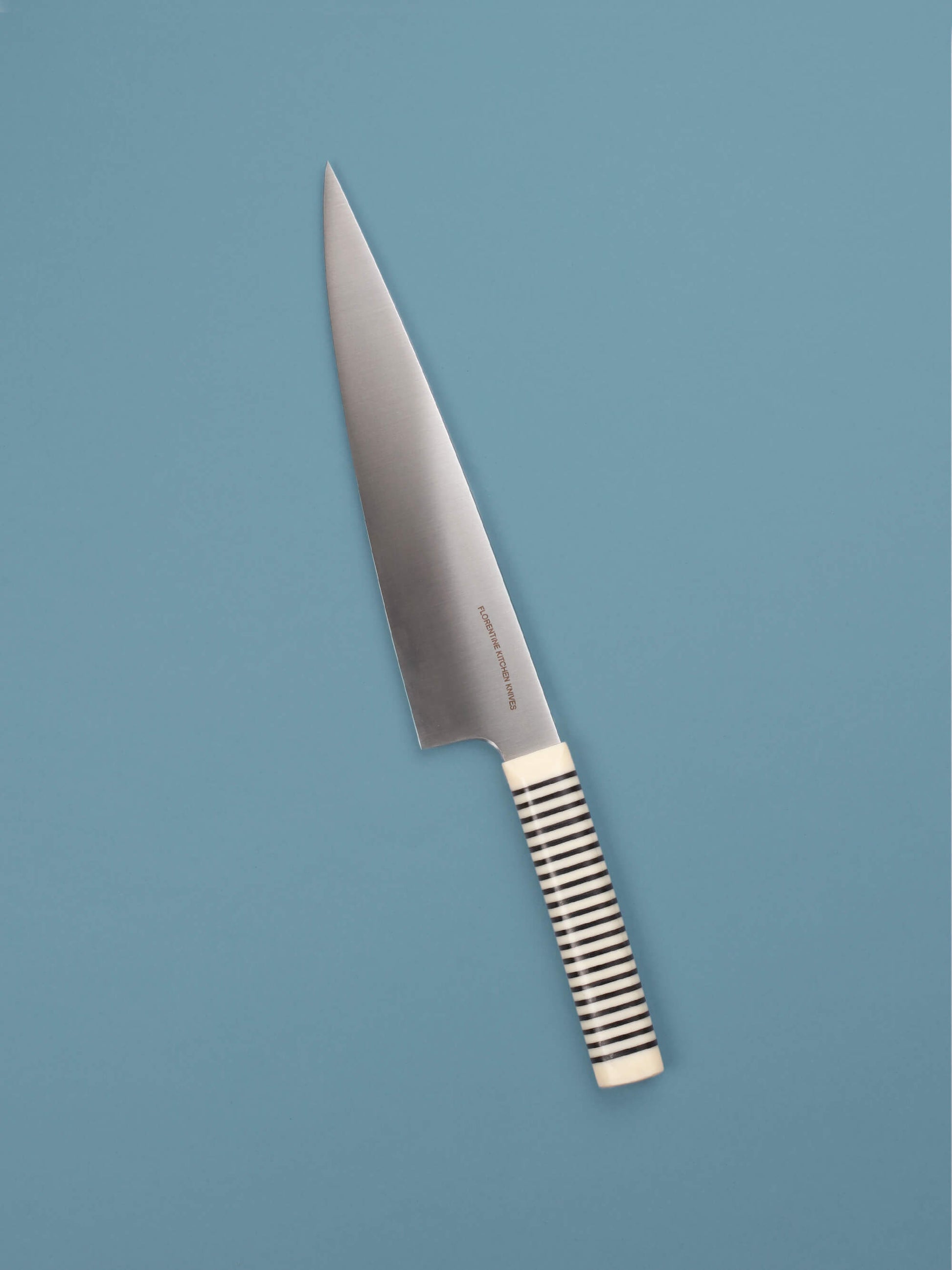 A refined tool for everyday tasks, made in Barcelona with high-carbon steel and Florentine’s signature handle. Sharp, balanced and precise.