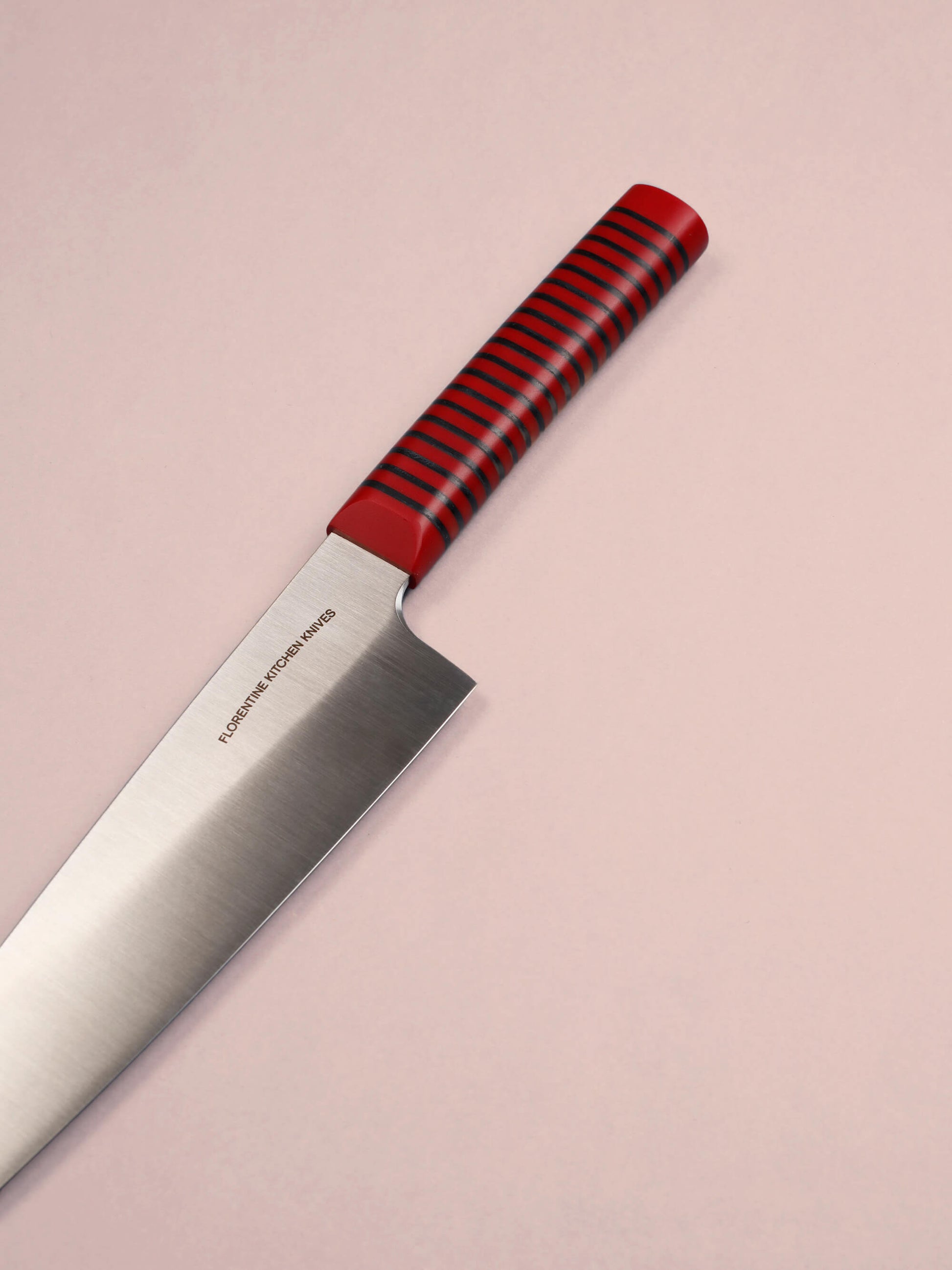 A refined tool for everyday tasks, made in Barcelona with high-carbon steel and Florentine’s signature handle. Sharp, balanced and precise.