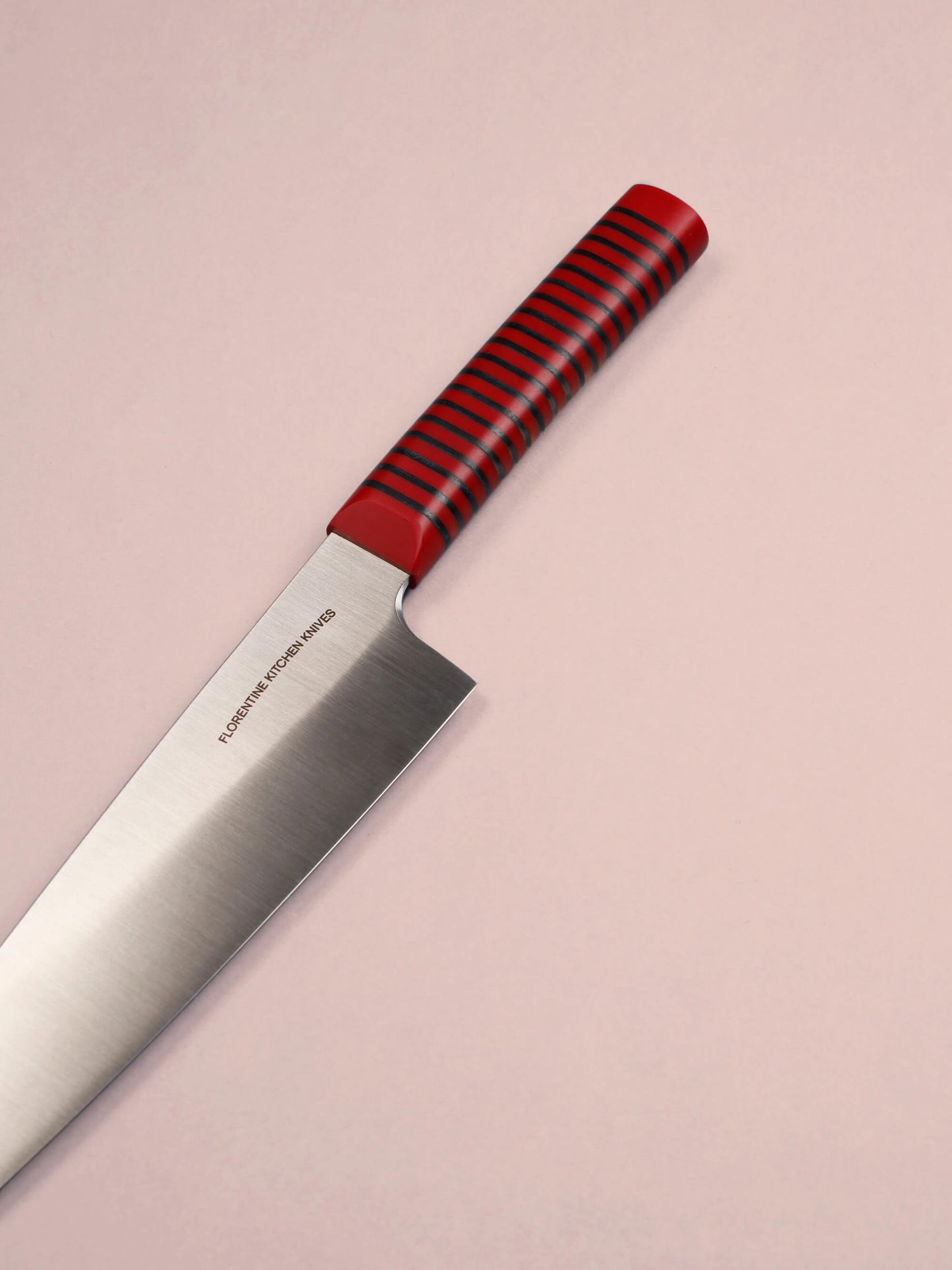 A refined tool for everyday tasks, made in Barcelona with high-carbon steel and Florentine’s signature handle. Sharp, balanced and precise.