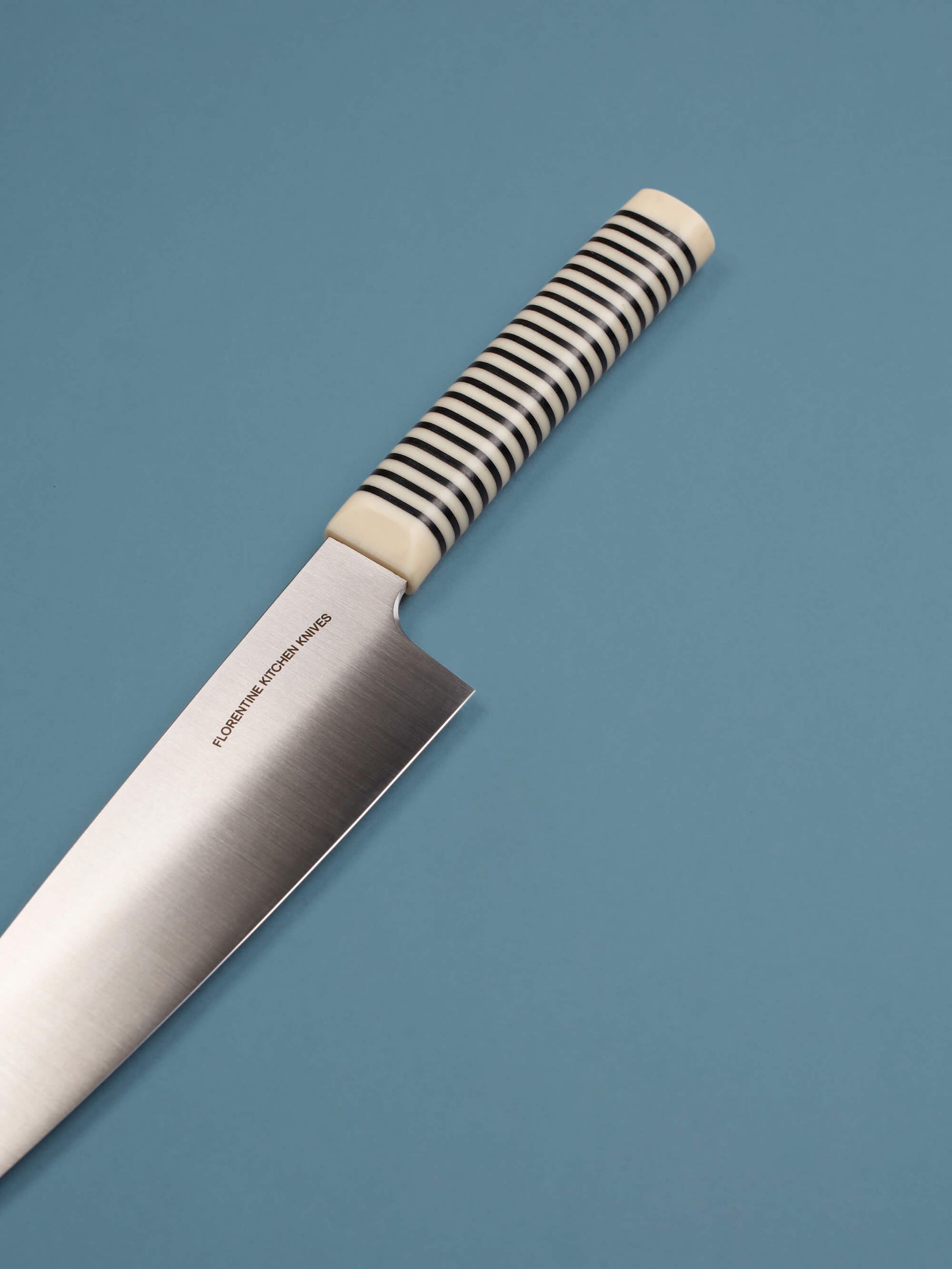 A refined tool for everyday tasks, made in Barcelona with high-carbon steel and Florentine’s signature handle. Sharp, balanced and precise.